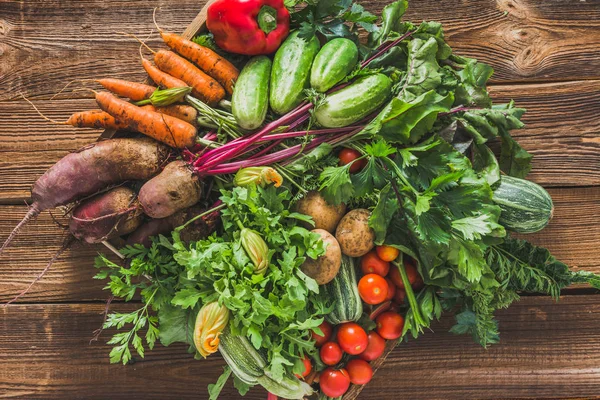 Cosecha Verduras Orgánicas Frescas Mercado Campesino Local Con Caja Verduras — Foto de Stock