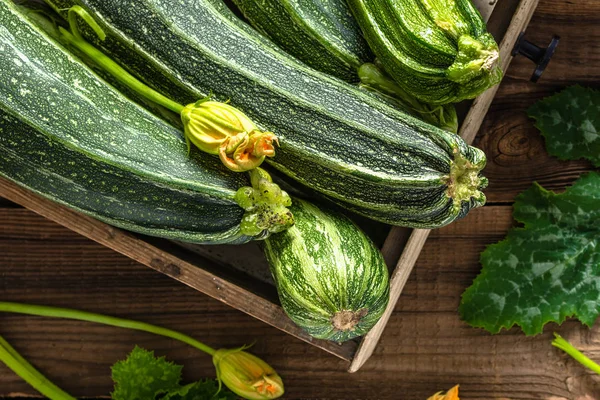 Bio Organiska Zucchini Trälåda Färska Grönsaker Bondens Marknad Skörd Zucchini — Stockfoto
