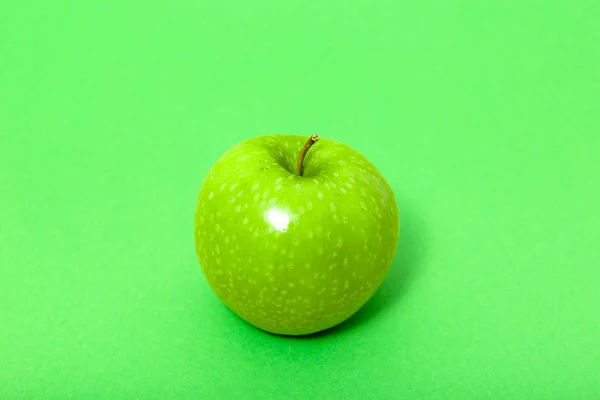 Pomme Fraîche Sur Fond Vert — Photo