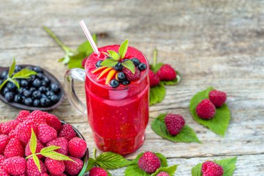 Soğuk yüzlü meyve içki, ahududu kokteyl antioksidan sağlık ve refah için