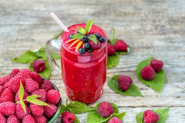 Ahududu meyve, çilek, sağlık ve refah için Detoks kokteyli gelen sağlıklı güler yüzlü