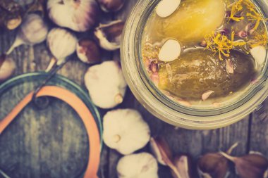 Tuzlu salatalık - turşu kavanozuna, ev yapımı Reçelleri