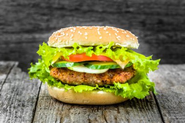 Hamburger topuz, closeup sığır eti burger ahşap arka plan üzerinde