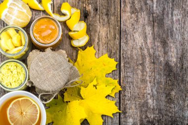 Bir fincan çay, yukarıdaki. Limon, zencefil ve bal ile sıcak çay. Sonbahar soğuk ve grip için ev yapımı çözüm.