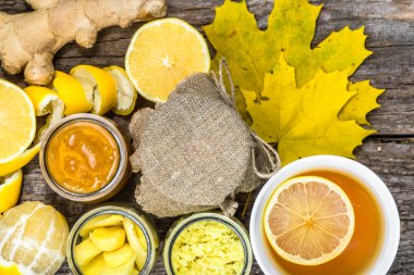 Ahşap zemin, ek yükü üzerine çay fincan. Sonbahar sabahı için sıcak içecek.