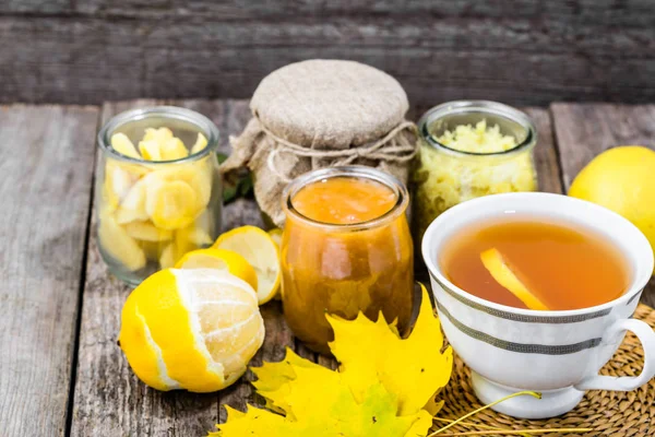 Çay bardağı limon, bal ve zencefil ile ısınma. Sıcak içecek soğuk bir sonbahar günü için.