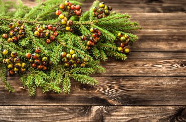 ahşap zemin üzerine yeşil Noel ağacı