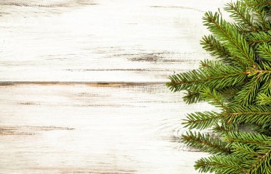 Ahşap beyaz zemin üzerine yeşil Noel köknar dalı