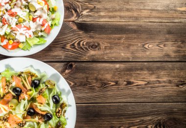 Somon ve sebze salatası kümesi.