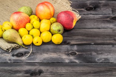 Çeşitli meyveler üzerinde ahşap arka plan izole.