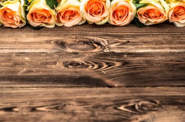 Gül, kadınlar günü için arka plan veya kart için anneler günü, buket çiçekler tahtaya