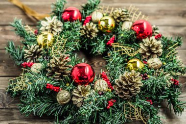 Ahşap Kapıda asılı Advent Noel çelenk