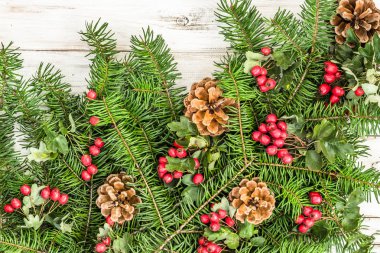 Arka plan christmas dekorasyon, köknar ağacı dalı ve ahşap masa süsler ile