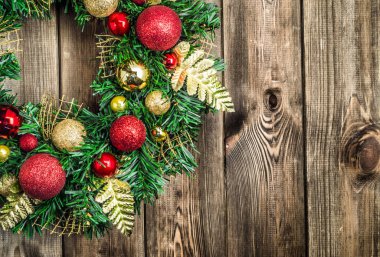 Advent Noel çelenk ahşap arka plan, kırmızı ve altın süslemeli yeşil çam dekorasyon