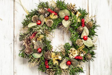 Ahşap kapı, beyaz arka plan asılı Noel çelenk