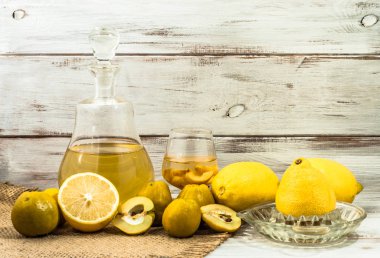 Kadeh içki ve alkol tentür Ayva meyve ile sürahi.