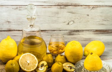 Kadeh içki ve alkol tentür Ayva meyve ile sürahi.