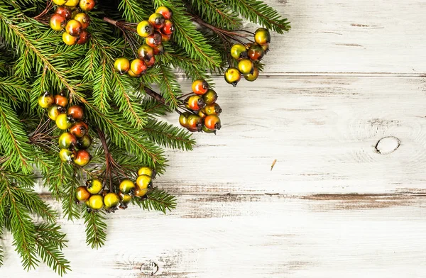 Rama Abeto Navidad Verde Con Decoración Sobre Fondo Blanco Madera —  Fotos de Stock