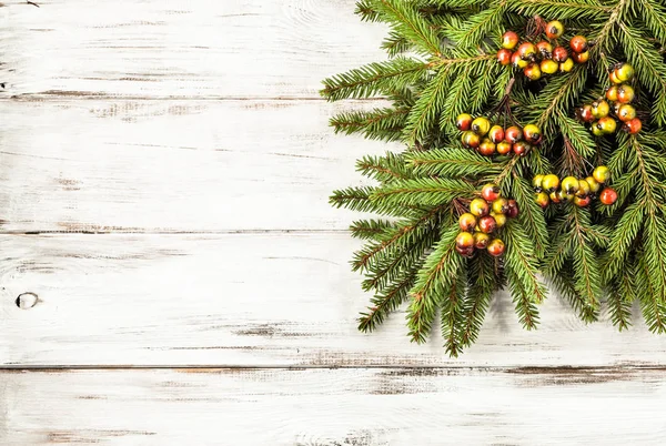 Zelená Jedle Větev Vánoční Výzdobou Dřevěné Bílé Pozadí — Stock fotografie
