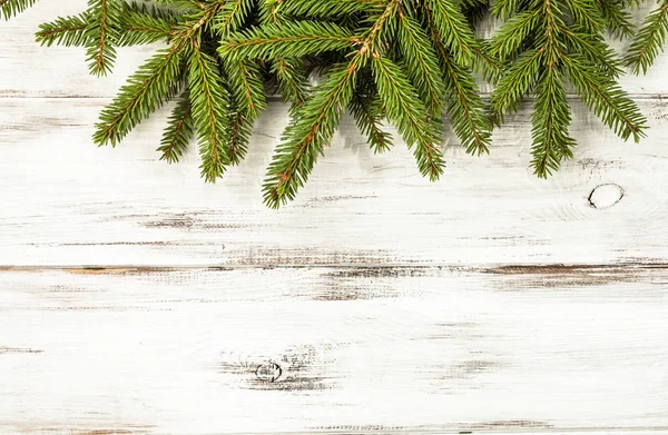 Zelená Vánoční Jedle Větev Dřevěné Bílé Pozadí — Stock fotografie