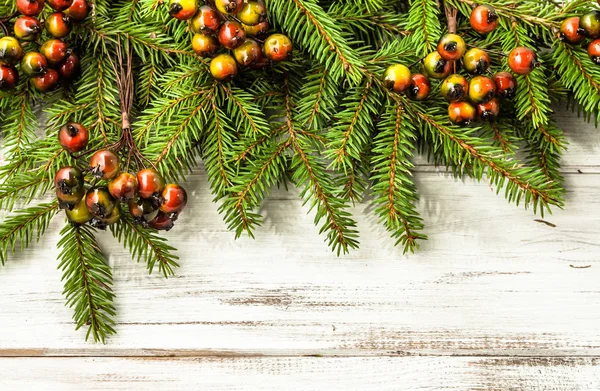 Grüner Tannenzweig Mit Weihnachtsdekoration Auf Weißem Hintergrund — Stockfoto