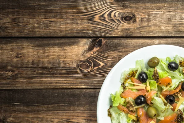 Средиземноморский Салат Овощами Салатом Лососем Оливками Концепция Здорового Питания — стоковое фото