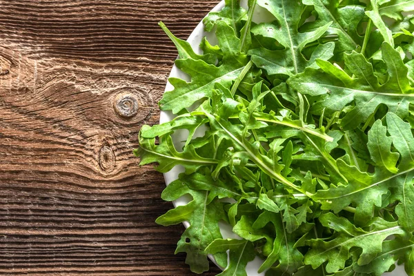 Hojas Rúcula Frescas Plato Sobre Mesa Madera Concepto Comida Saludable — Foto de Stock