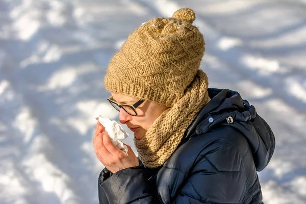 インフルエンザ組織にくしゃみと彼女の鼻を吹くと女性 冬の屋外の冷たい鼻と病気の女性 — ストック写真