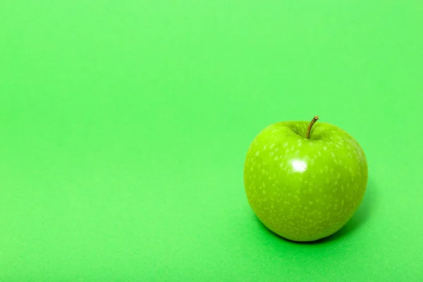 Grüner Frischer Apfel Auf Grünem Hintergrund — Stockfoto