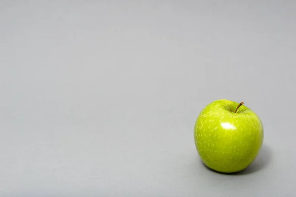 灰色背景下的绿色新鲜苹果 — 图库照片