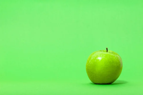 Grüner Apfel Isoliert Auf Grauem Hintergrund — Stockfoto