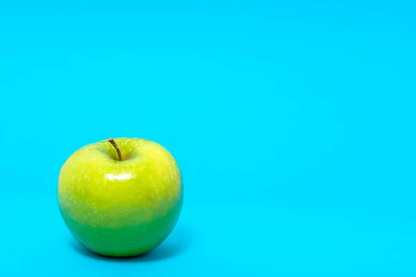 Frischer Grüner Apfel Auf Blauem Hintergrund — Stockfoto