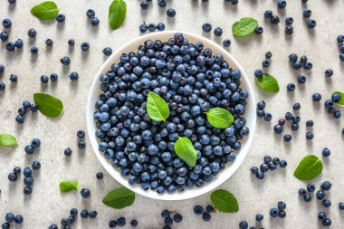 Plaka, beyaz arka plan üzerinde en iyi görünümü üzerinde taze yaban mersini. Orman meyveleri, sağlıklı beslenme kavramı.