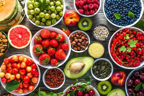 Gıda seçimi. Sağlıklı superfood, detoks antioksidan diyet meyve ve çeşitli meyveler ile. Taze besin masada. Bir kase farklı malzemelerle Servis Kahvaltı.