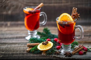 Tarçın, portakal ve anason veya çay bardak şarapla sıcak, Aromatik baharatlar ile içki kış