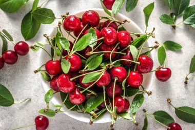 Beyaz arka plan, tatlı kiraz, üstten görünüm plaka üzerinde kırmızı kiraz
