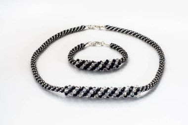 Beyaz bir arka plan üzerinde izole zarif mücevher seti.