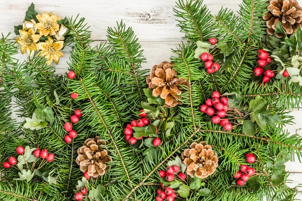Weihnachten Hintergrund Mit Tannenzweig Und Dekoration Auf Holztisch — Stockfoto