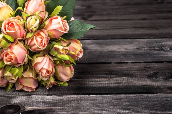 Anneler günü, ahşap masaya çiçek ile arka plan olarak gül buketi