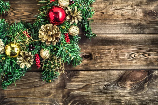 Boże Narodzenie Wieniec Wiszące Drewniane Drzwi — Zdjęcie stockowe