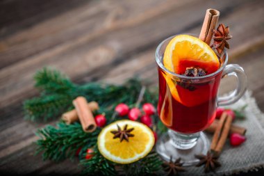 Noel baharat veya çay, masada sıcak içecek şarap mulled