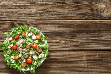 Sağlıklı beslenme. Roka ile sebze taze salata yaprakları, domates, turp ve tohum. Diyet meze veya plaka, Vejetaryen gıda kavramı üzerinde öğle yemeği.