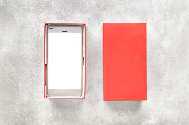 Yeni cep telefonu ve kutusu, Hediyelik smartphone ile dilek için beyaz ekran boş alan