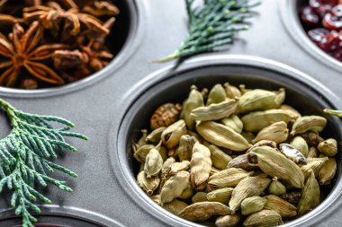 Noel baharat - kurutulmuş kakule tohumu