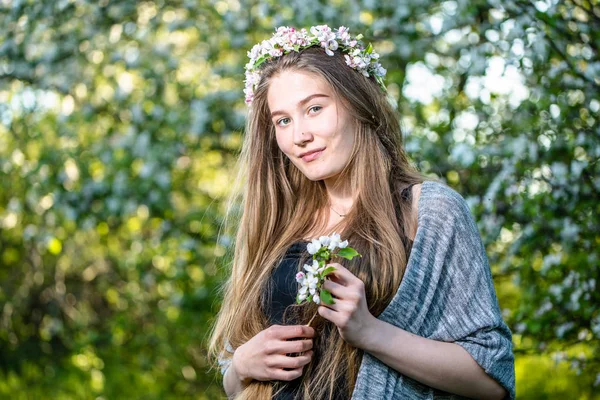 Vacker Naturlig Kvinna Trädgården Med Apple Blossom Krans Våren Flicka — Stockfoto