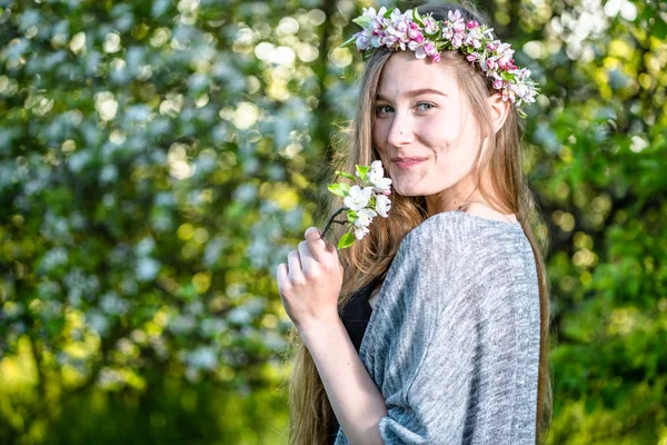 Szczęśliwa Młoda Kobieta Wiosna Blossom Ogrodzie Dziewczynka Wącha Kwiat Jabłoni — Zdjęcie stockowe