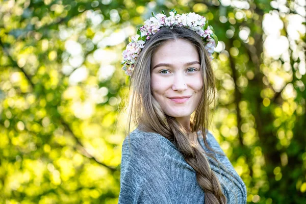 Naturalne Piękno Uśmiechnięta Twarz Dziewczyny Piękną Skórę Plecionki Kwiatowy Wianek — Zdjęcie stockowe
