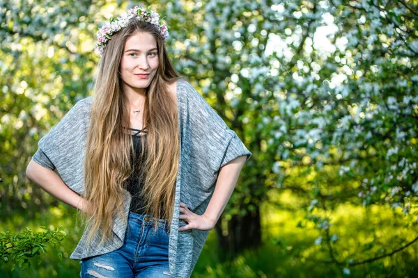 Menina Bonita Posando Jardim Mulher Pomar Florescendo Primavera Moda Livre — Fotografia de Stock