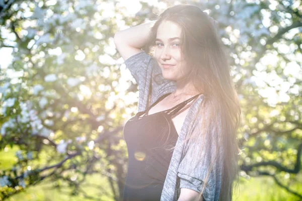 Piękna Młoda Kobieta Korzystających Ogrodzie Wiosnę Dziewczyna Kwitnących Sadów Odkryty — Zdjęcie stockowe