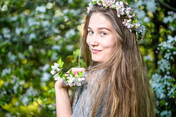 Piękna Dziewczyna Niewinnych Spring Garden Wśród Kwitnących Drzew Apple Kwiatów — Zdjęcie stockowe